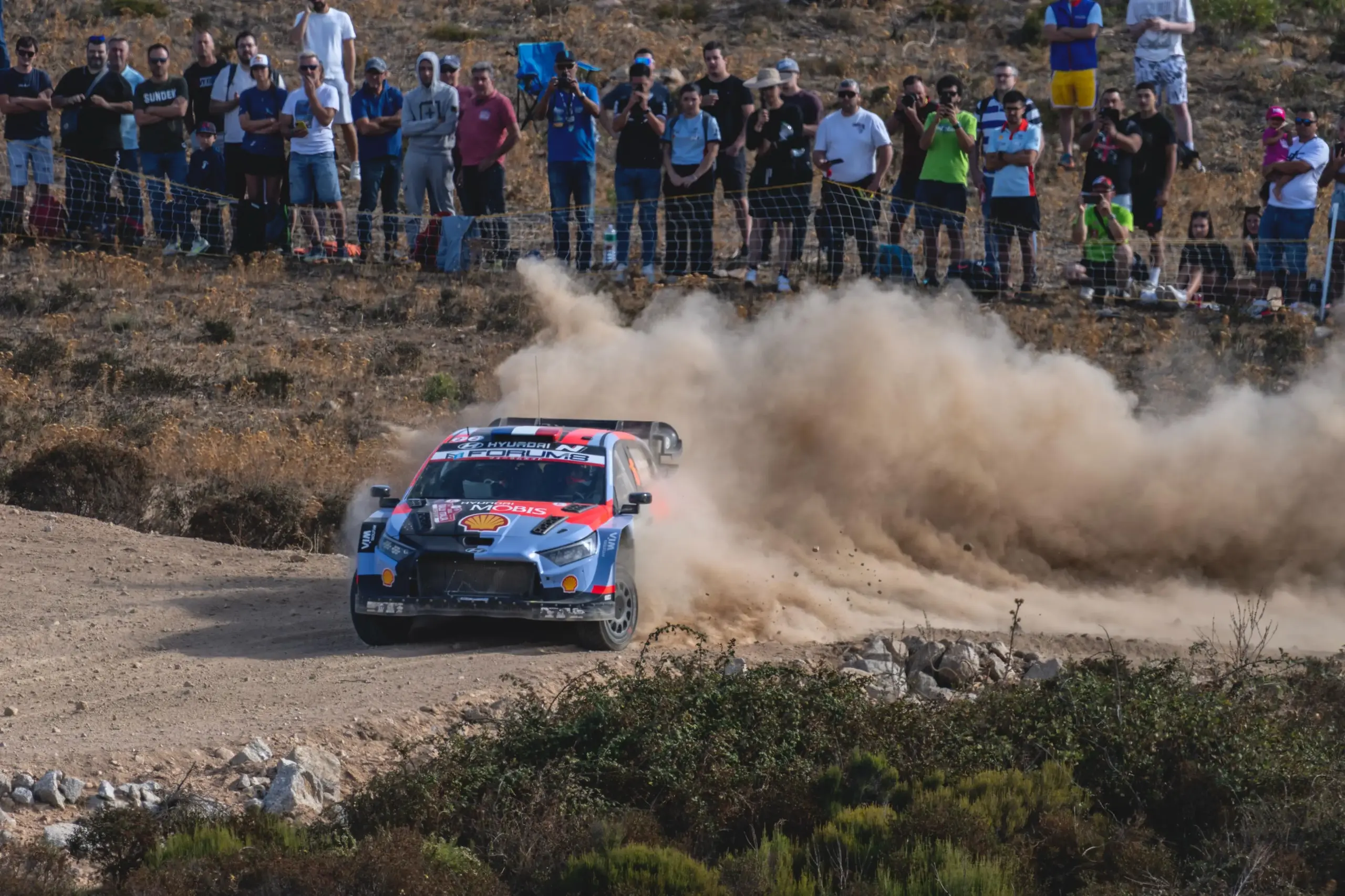 Rally Italia Sardegna, Hyundai davanti: Fourmaux guida una mattinata segnata dalle forature