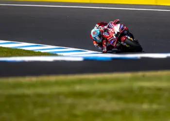MotoGP, Marquez vince la Sprint in Australia e torna leader: Martin cade e salta il GP